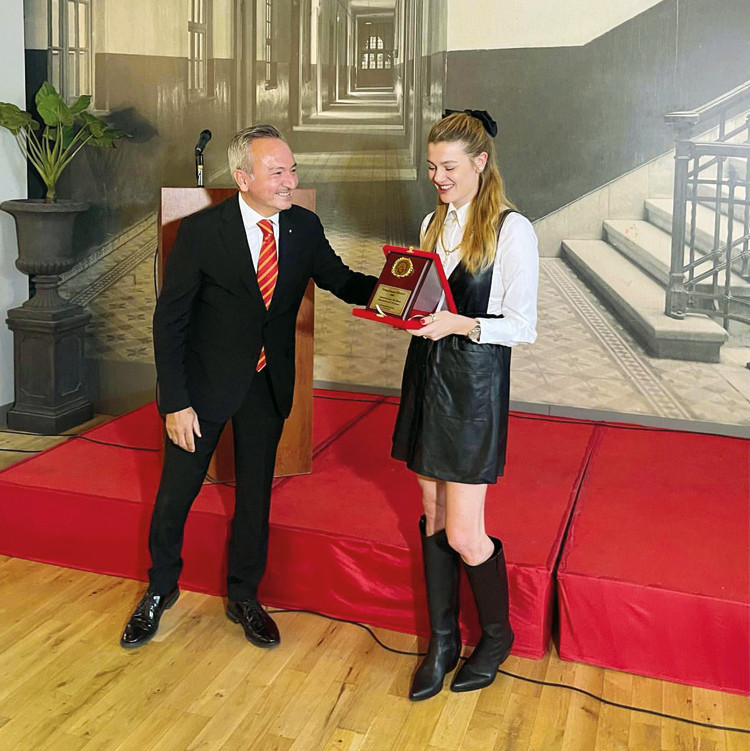 Babası adına plaket aldı