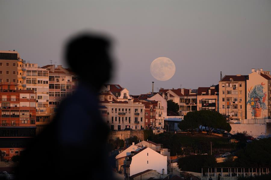 Son dakika: 580 yıl sonra bir ilk... En uzun Ay tutulmasından nefes kesen kareler