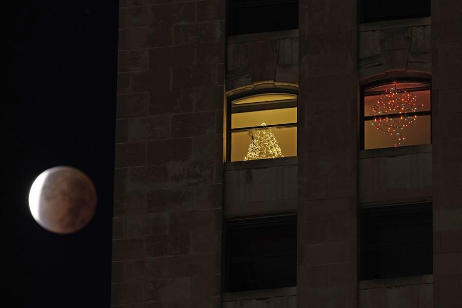 Son dakika: 580 yıl sonra bir ilk... En uzun Ay tutulmasından nefes kesen kareler