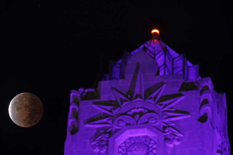 Son dakika: 580 yıl sonra bir ilk... En uzun Ay tutulmasından nefes kesen kareler