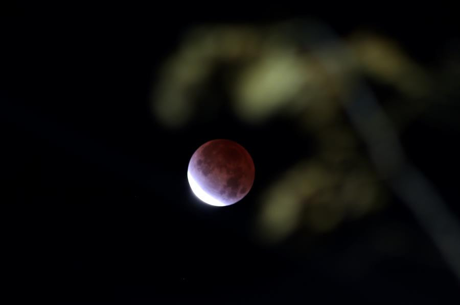 Son dakika: 580 yıl sonra bir ilk... En uzun Ay tutulmasından nefes kesen kareler