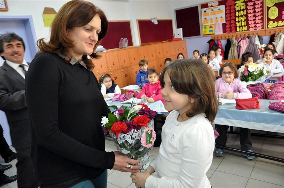 ÖĞRETMENLER GÜNÜ ŞİİRİ: 2-3-4 Kıtalık Öğretmenler Günü şiirleri (Duygusal-Kısa-Uzun)