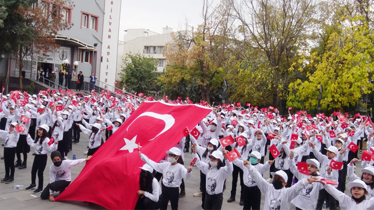 300 ÖĞRENCİ “ATATÜRK’ÜN ASKERİYİZ” ŞARKISINI SESLENDİRDİ 300 ÖĞRENCİ “ATATÜRK’ÜN ASKERİYİZ” ŞARKISINI SESLENDİRDİ