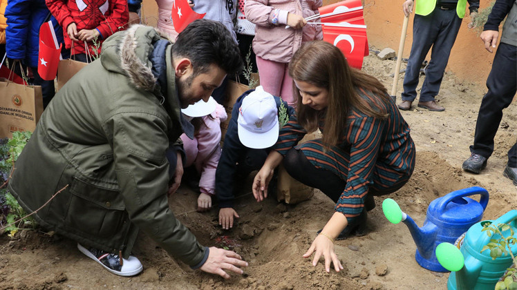 FİDAN İSTEYEN NURCAN ÖĞRETMENE SÜRPRİZ ZİYARET FİDAN İSTEYEN NURCAN ÖĞRETMENE SÜRPRİZ ZİYARET