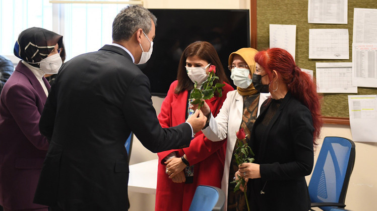 BAKAN ÖZER’DEN SÜRPRİZ OKUL ZİYARETİ BAKAN ÖZER’DEN SÜRPRİZ OKUL ZİYARETİ