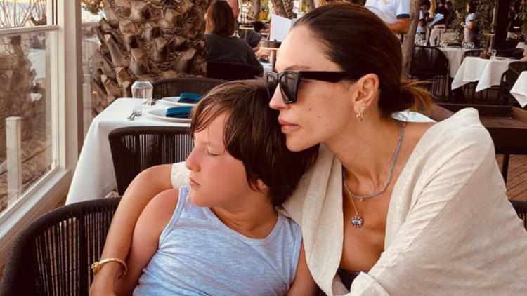 BABASININ YAŞADIĞINI BİLMİYOR