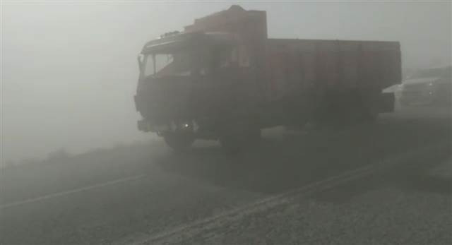 Kum fırtınası nedeniyle araçlar mahsur kaldı, yollar kapatıldı