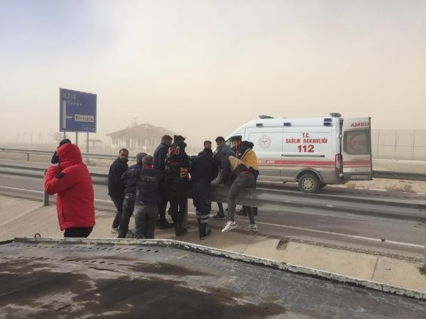 Kum fırtınası nedeniyle araçlar mahsur kaldı, yollar kapatıldı