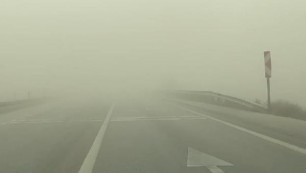 Kum fırtınası nedeniyle araçlar mahsur kaldı, yollar kapatıldı