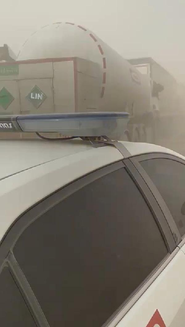 Kum fırtınası nedeniyle araçlar mahsur kaldı, yollar kapatıldı