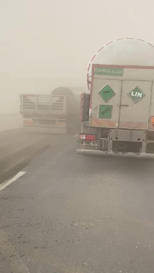 Kum fırtınası nedeniyle araçlar mahsur kaldı, yollar kapatıldı