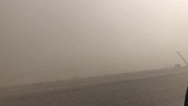 Kum fırtınası nedeniyle araçlar mahsur kaldı, yollar kapatıldı