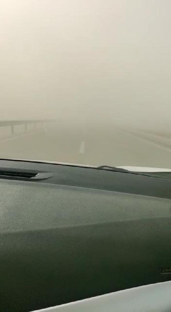 Kum fırtınası nedeniyle araçlar mahsur kaldı, yollar kapatıldı
