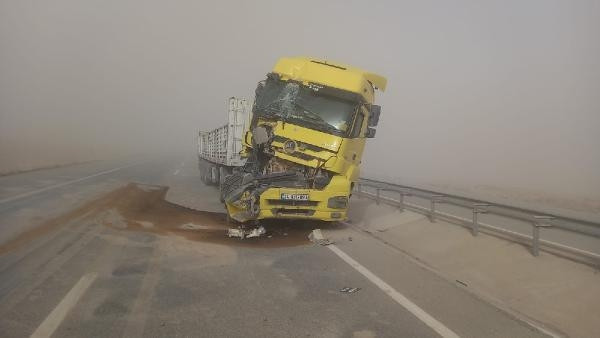 Kum fırtınası nedeniyle araçlar mahsur kaldı, yollar kapatıldı