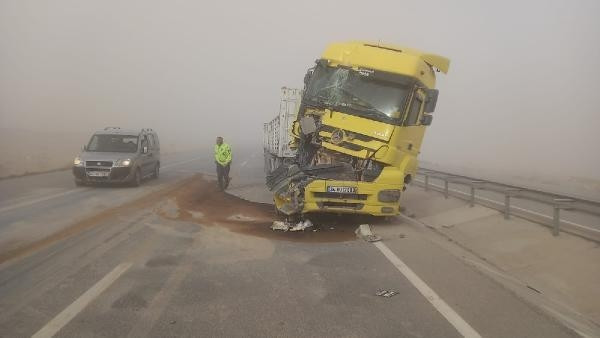 Kum fırtınası nedeniyle araçlar mahsur kaldı, yollar kapatıldı