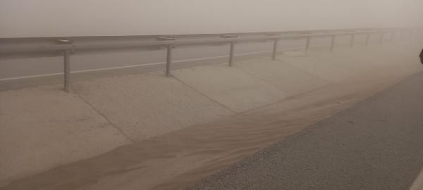 Kum fırtınası nedeniyle araçlar mahsur kaldı, yollar kapatıldı