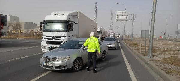 Kum fırtınası nedeniyle araçlar mahsur kaldı, yollar kapatıldı