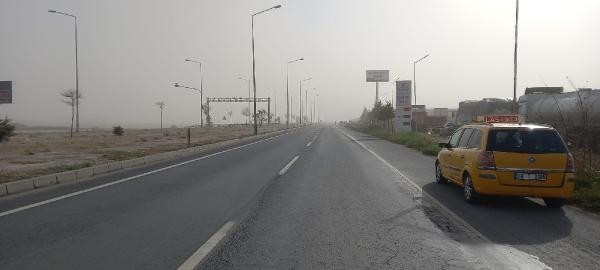 Kum fırtınası nedeniyle araçlar mahsur kaldı, yollar kapatıldı