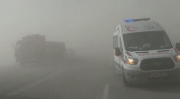 Kum fırtınası nedeniyle araçlar mahsur kaldı, yollar kapatıldı