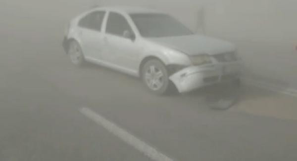 Kum fırtınası nedeniyle araçlar mahsur kaldı, yollar kapatıldı