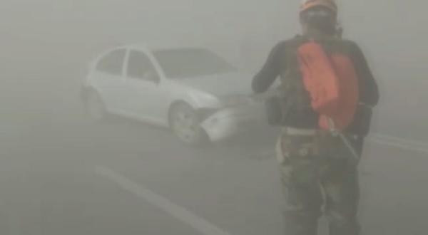 Kum fırtınası nedeniyle araçlar mahsur kaldı, yollar kapatıldı