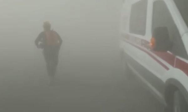 Kum fırtınası nedeniyle araçlar mahsur kaldı, yollar kapatıldı