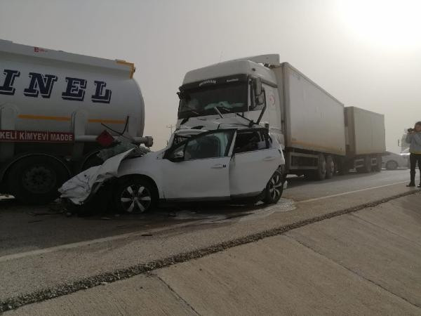 Kum fırtınası nedeniyle araçlar mahsur kaldı, yollar kapatıldı