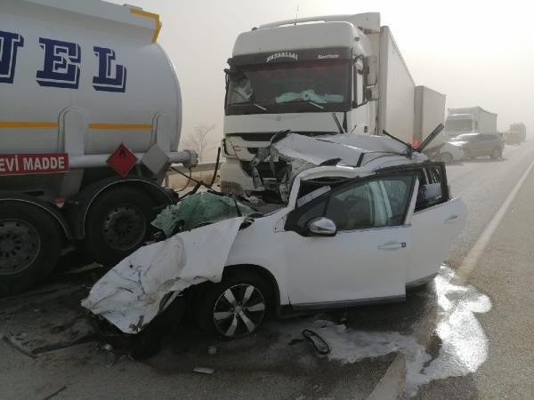 Kum fırtınası nedeniyle araçlar mahsur kaldı, yollar kapatıldı