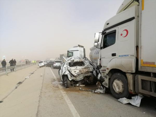 Kum fırtınası nedeniyle araçlar mahsur kaldı, yollar kapatıldı