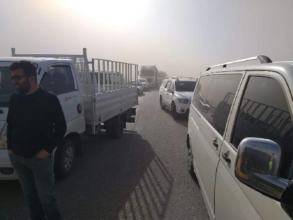 Kum fırtınası nedeniyle araçlar mahsur kaldı, yollar kapatıldı