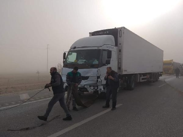 Kum fırtınası nedeniyle araçlar mahsur kaldı, yollar kapatıldı