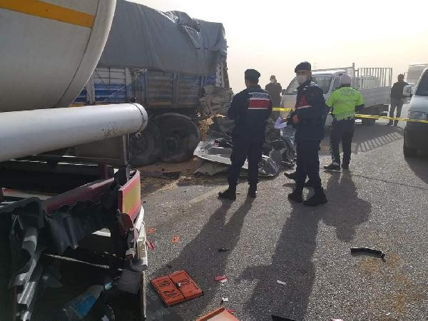 Kum fırtınası nedeniyle araçlar mahsur kaldı, yollar kapatıldı