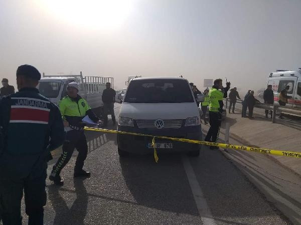 Kum fırtınası nedeniyle araçlar mahsur kaldı, yollar kapatıldı