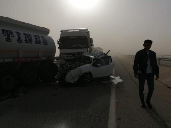 Kum fırtınası nedeniyle araçlar mahsur kaldı, yollar kapatıldı