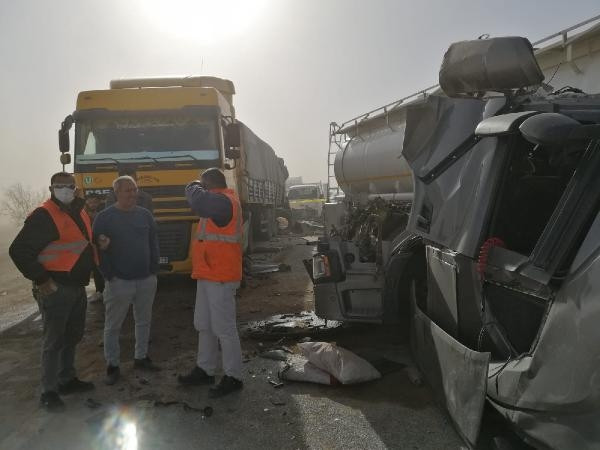 Kum fırtınası nedeniyle araçlar mahsur kaldı, yollar kapatıldı