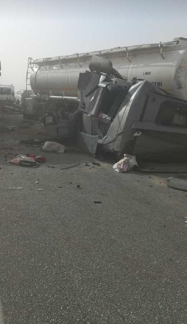 Kum fırtınası nedeniyle araçlar mahsur kaldı, yollar kapatıldı
