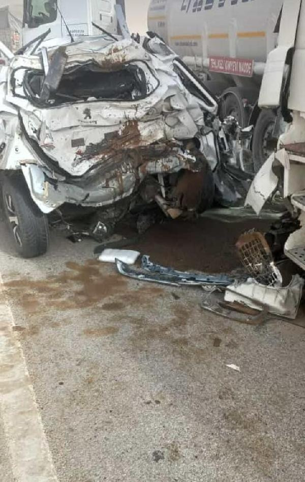 Kum fırtınası nedeniyle araçlar mahsur kaldı, yollar kapatıldı