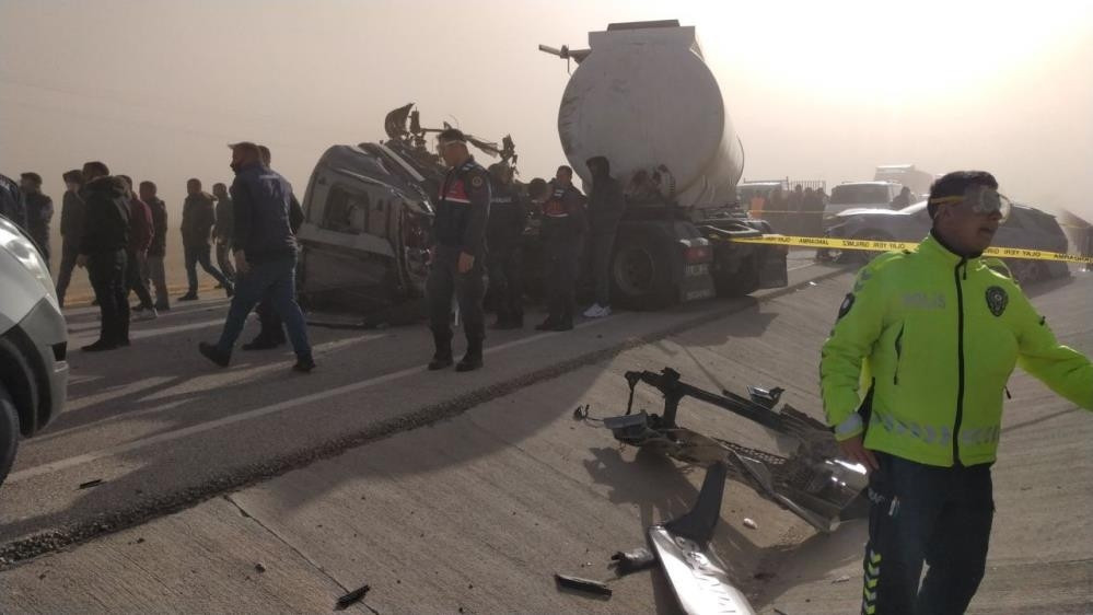 Kum fırtınası nedeniyle araçlar mahsur kaldı, yollar kapatıldı