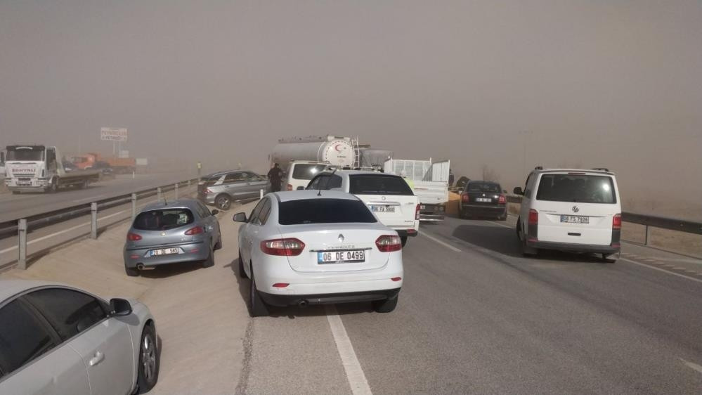 Kum fırtınası nedeniyle araçlar mahsur kaldı, yollar kapatıldı