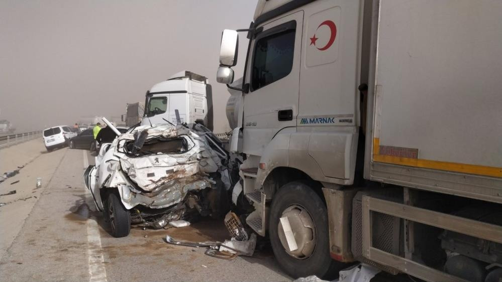 Kum fırtınası nedeniyle araçlar mahsur kaldı, yollar kapatıldı