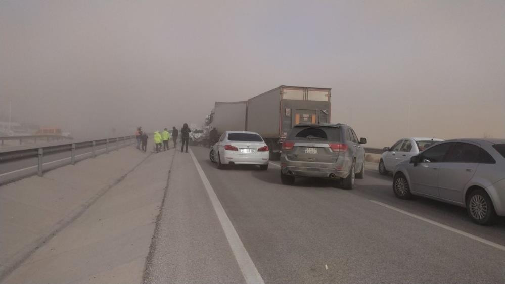 Kum fırtınası nedeniyle araçlar mahsur kaldı, yollar kapatıldı