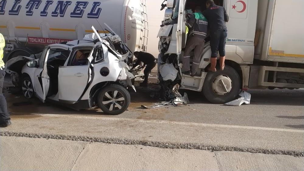 Kum fırtınası nedeniyle araçlar mahsur kaldı, yollar kapatıldı