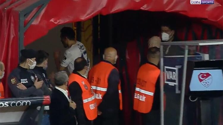 Son Dakika: Göztepe - Fenerbahçe maçında İrfan Can Kahveci ile Atakan Çankaya arasında yaşananlar Görüntüler ortaya çıktı