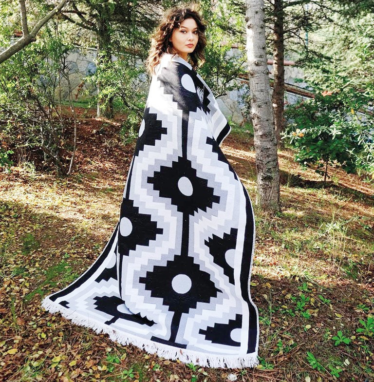 Kubrick’ten ilhamla kilim  tasarladı