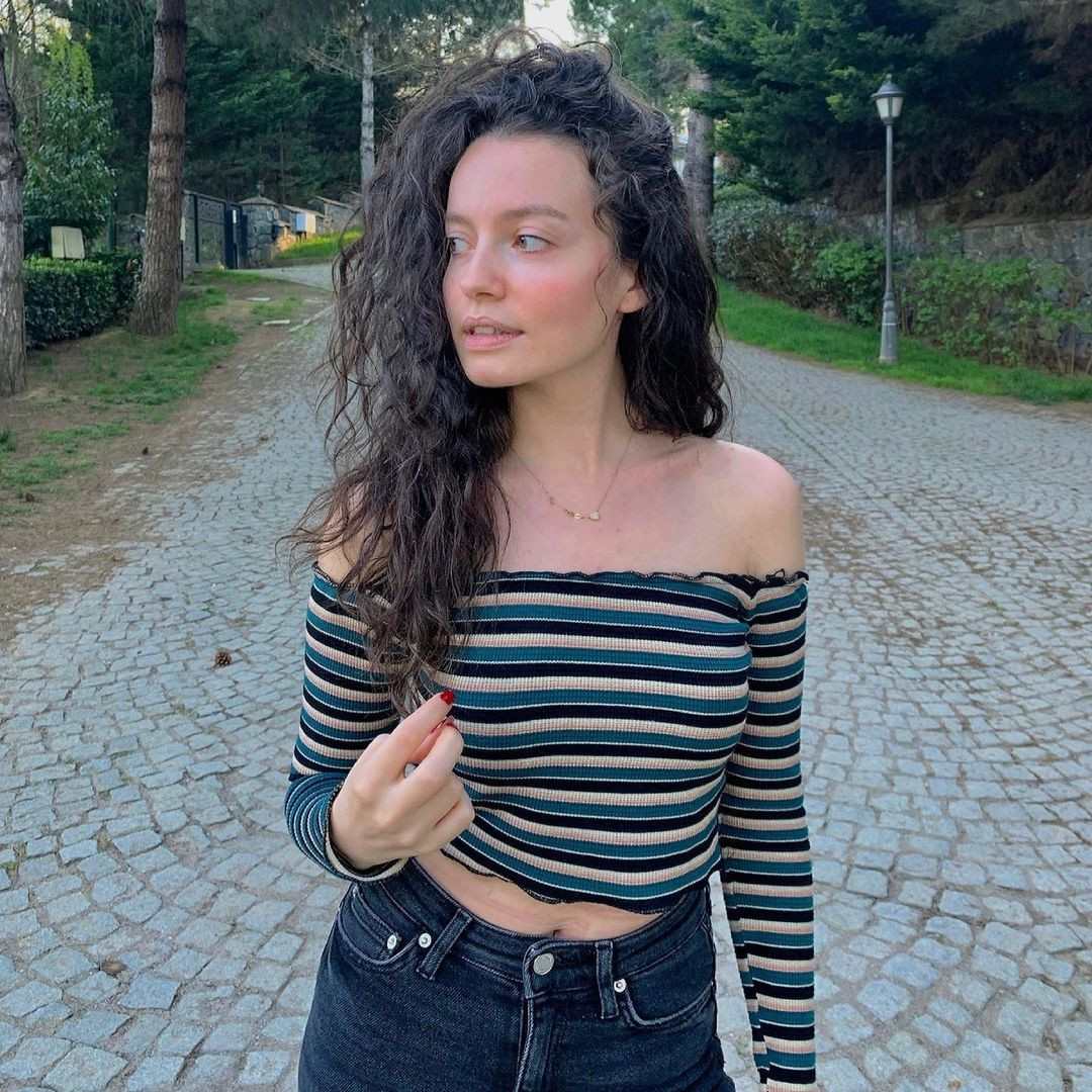 ‘Açelya Devrim Yılhanın bilinmeyenleri... Kilolusun’  deyip konservatuvara almadılar