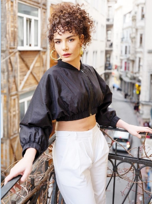 ‘Açelya Devrim Yılhanın bilinmeyenleri... Kilolusun’  deyip konservatuvara almadılar