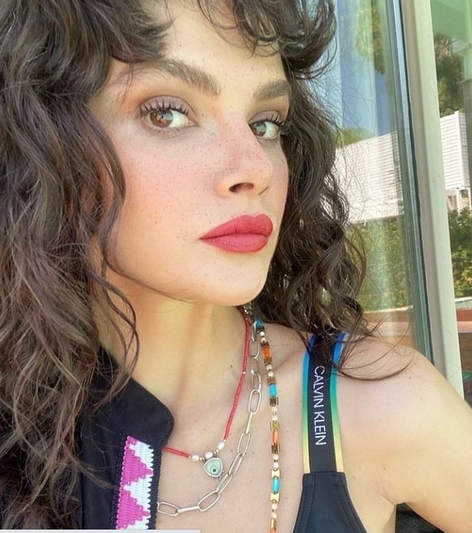 SİNEM ÜNSAL:  AŞK NEDİR BİLMİYOR