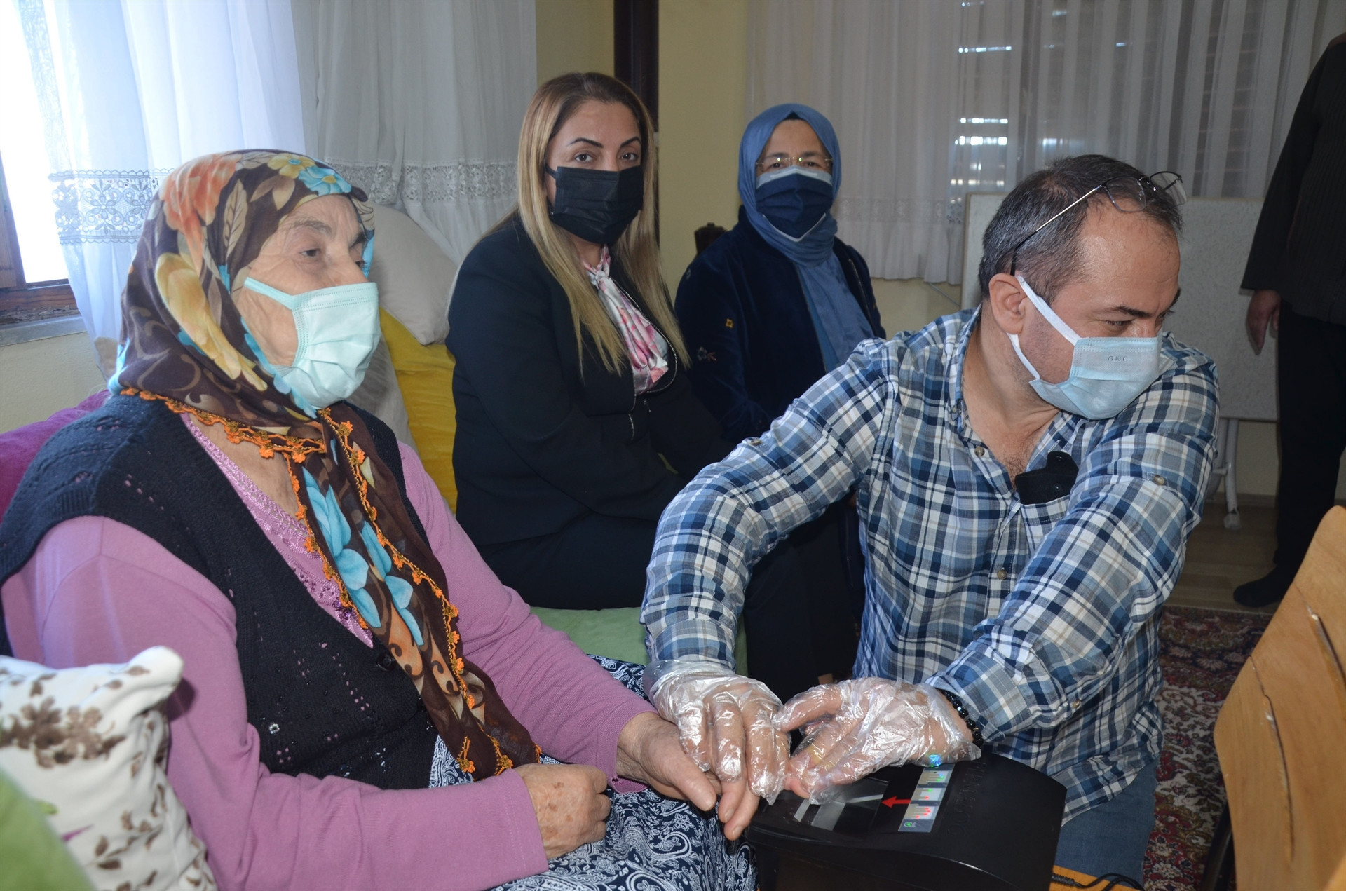 Nüfus müdürlüklerinde kimlik kartı uygulaması