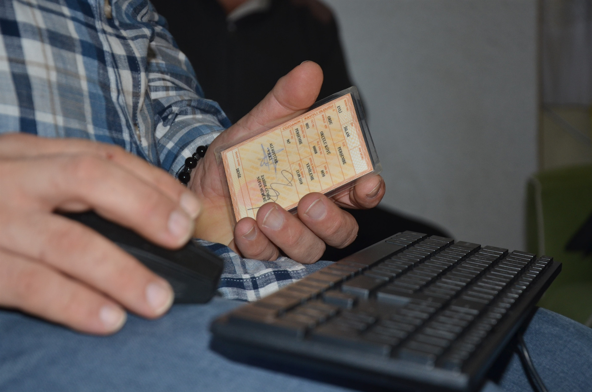 Nüfus müdürlüklerinde kimlik kartı uygulaması