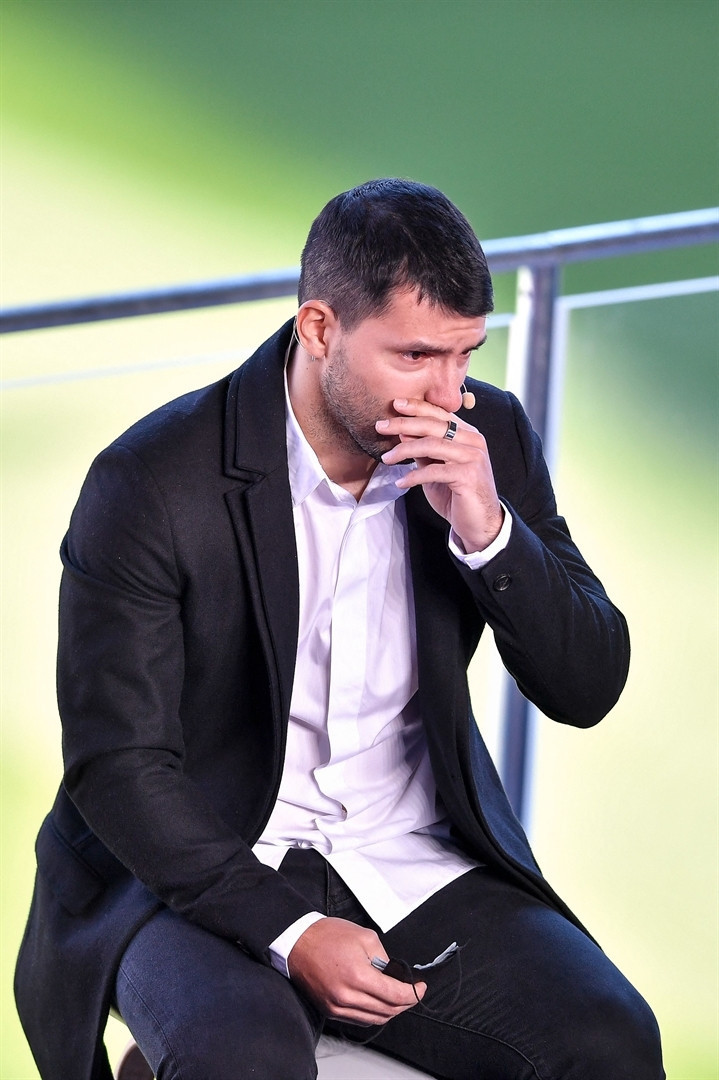 Son Dakika: Sergio Agüero futbolu bıraktı Basın toplantısında kare kare duygusal anlar...